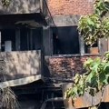 Najpotresniji snimak sa Novog Beograda: Žena gleda u svoj izgoreli stan, a onda je ponovo buknuo plamen