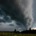 Protutnjio tornado - superćelijska oluja harala u blizini Srbije: Snimak je jeziv VIDEO