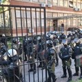 Građani i studenti blokirali ulaze u sud u Novom Sadu, prisutne policijske snage