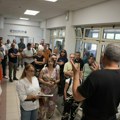 (VIDEO) Drama u lazarevačkoj opštini: Stanari Treće mesne zajednice blokirali skupštinsku salu zbog naplate parkinga