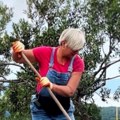 Prodala skupe tašne i kupila kuću na ostrvu: Žena pokojnog pevača sve sama renovirala: Sada pokazala svoje dvorište, a ima i…