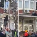 (Video) Ekstremni blokaderi gaze preko policajaca da uđu na DIF! Penju se na drvo i ulaze kroz prozore, haos se nastavlja!
