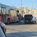 Potpuni haos na ulici u Beogradu: Vozač izašao iz auta, pa nasrnuo na autobus GSP (video)