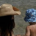 Cela plaža gledala u malog Stefana i pevačicu: Kaća se skinula u bikini - zbog kadrova iz plićaka gore mreže