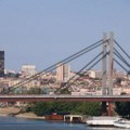 Snimak iz Beograda koji ledi krv: Dvoje mladih ponelo merdevine i ušlo u otvor na stubu mosta, idu ka vrhu