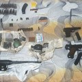 Naoružan do zuba: Uhapšen muškarac iz Bara: Kod kuće držao šest pištolja, automatsku pušku, dve bombe i veliku…