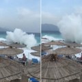 Jezivi snimak sa plaže u CG, opasni talasi "tuku" o stene! Oglasio se izbezumljeni spasilac: Ljudi neće da izađu iz vode