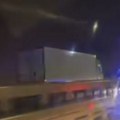 VIDEO: Kamionom sa Bulevara Evrope pokušao da se uključi na auto-put - u pogrešnom smeru