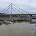 FOTO, VIDEO Vodostaj Dunava u porastu: Suncobrani na Štrandu pod vodom