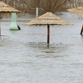 "Je l ovo moguće": Suncobrani vire iz vode, šetalište se ni ne vidi! Telegraf snimio poplavu u Bačkoj Palanci