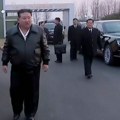 Kim Džong Un se prvi put vozio limuzinom koju mu je poklonio Putin