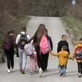 Pešače kilometrima do škole, odlični su đaci i deca za primer (VIDEO)