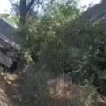Први снимак несреће у Лазаревцу! Аутобус тарабу сравнио са земљом, па завршио у јарку на метар од куће (видео)