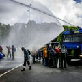 Dozlogrdilo: Holandska policija u Hagu vodenim topovima izmlatila Gretu Tunberg i lažne ekologe VIDEO