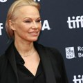 Pamela Anderson fatalna i sa malo šminke: Na premijeru filma došla u crnom od glave do pete i izazvala lavinu komentara…