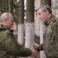 Putin prvi put u uniformi, kakve znakove šalje predsednik Rusije