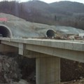 (Video): Radnici zatrpavali stare gume ispod auto-puta kod Požete, oglasila se kineska kompanija: Sproveli internu istragu…