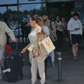 (Video) Ceca sa snajkom i lidijom stigla u Srbiju u papučama: U ruci papreno skupa torba, a Bogdana nosi patike za kojima je…