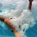 Turisti uživali na bazenu, a onda je puklo: "Kupali smo se i sunčali dok su ga izvlačili..."