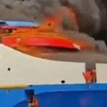 Putnici skaču u more: Stravičan požar na trajektu (uznemirujući video)