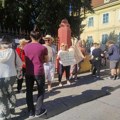 Građani se okupili pred sednicu Skupštine Sremskih Karlovaca: Da se deci obezbedi mesto za nastavu