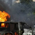Odjekuju gumeni meci i suzavac, ima mnogo mrtvih! Demonstranti pokušali da upadnu u parlament, policija postavila bodljikavu…