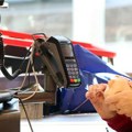 "Efektiva" objašnjava da li prodavac sme odbiti plaćanje karticom ako je račun manji od 500 dinara