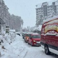 Turisti krenuli kućama sa Zlatibora, ali nisu računali na ovo: Sneg izazvao kolaps, zaglavljeno 50.000 ljudi