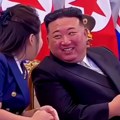 Nežni otac Kim Džong Un (VIDEO)