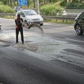 (FOTO) Crna materija se izlila na auto-put kod Arene, policajac kaže da se otklačilo crevo sa kamiona