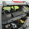 (Foto) Izbušene gume, polupana stakla, odvaljeni retrovizori... Čačanin prijavio krađu automobila, pa ga pronašao demoliranog…