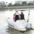 (Foto) Sekunde delile od tragedije, policajci u Novom Sadu spasili muškarca od davljenja