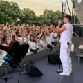 "Zaludeo" devojke na Avali: Pevač sav u belom zablistao i priznao da ima tremu (foto)