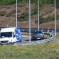(Video) Drama na "Milošu Velikom" Automobil vozio u kontra smeru, kombi izbegao tragediju u poslednjoj sekundi, kamere sve…