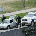 "Ne mogu da uđem u kola, ubićeš me!" Pogledajte snimak otmice muškarca u Novom Sadu, u svemu učestvovala i jedna žena VIDEO…