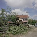 Nevreme u Gornjoj Gorevnici napravilo haos: Jak vetar nosio krovove, čupao drveće FOTO