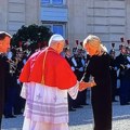 Brižit Makron u crnom: Makron spremio četiri poklona za papu