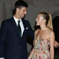 Jelena i Novak Đoković pozirali zagrljeni, ali najviše pažnje je privukla njena mini pink haljina
