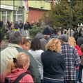 Dugački redovi, građani strpljivi