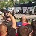 Navijači Zvezde sačekali autobus sa igračima Partizana ispred "Pionira" i spremili im vatren doček