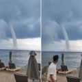 Prvi snimak stravičnog tornada na Halkidikiju! Ima teško povređenih, lete ležaljke, pustoš na plaži (video)