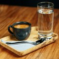 Evo zašto se uvek čaša vode servira uz šoljicu kafe