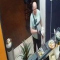 Ušao u lokal, zgrabio pare i bežanija! Drama u centru Beograda: Kamere uhvatile lopova u krađi! (video)