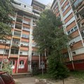 Prve slike sa mesta zločina na Voždovcu: Muž prijavio smrt žene, policija u stanu zatekla jeziv prizor: Kada su videli…