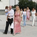 Maja Berović danas krsti sina Lava: Pevačica sa suprugom stigla u Hram Svetog Save- Blista u uskoj haljini i ne skida osmeh…