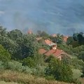 Požar u centru Crkovnice kod ambulante, vatra preti da se proširi i na okolne kuće – VIDEO