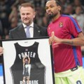 KK Partizan uručio Panteru uramljeni dres Partizana uoči meča protiv Barse