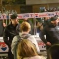 Bez zaštite policije naprednjaci ne mogu da postave ni štand na pijaci: Od početka godine samo dva skupa SNS na otvorenom