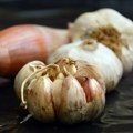 Koji luk je najzdraviji: Beli, crveni ili crni?
