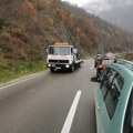 Teška saobraćajka na Ovčarsko-kablarskoj klisuri: Jedno vozilo poprečeno na putu, formirana kilometarska kolona (foto)